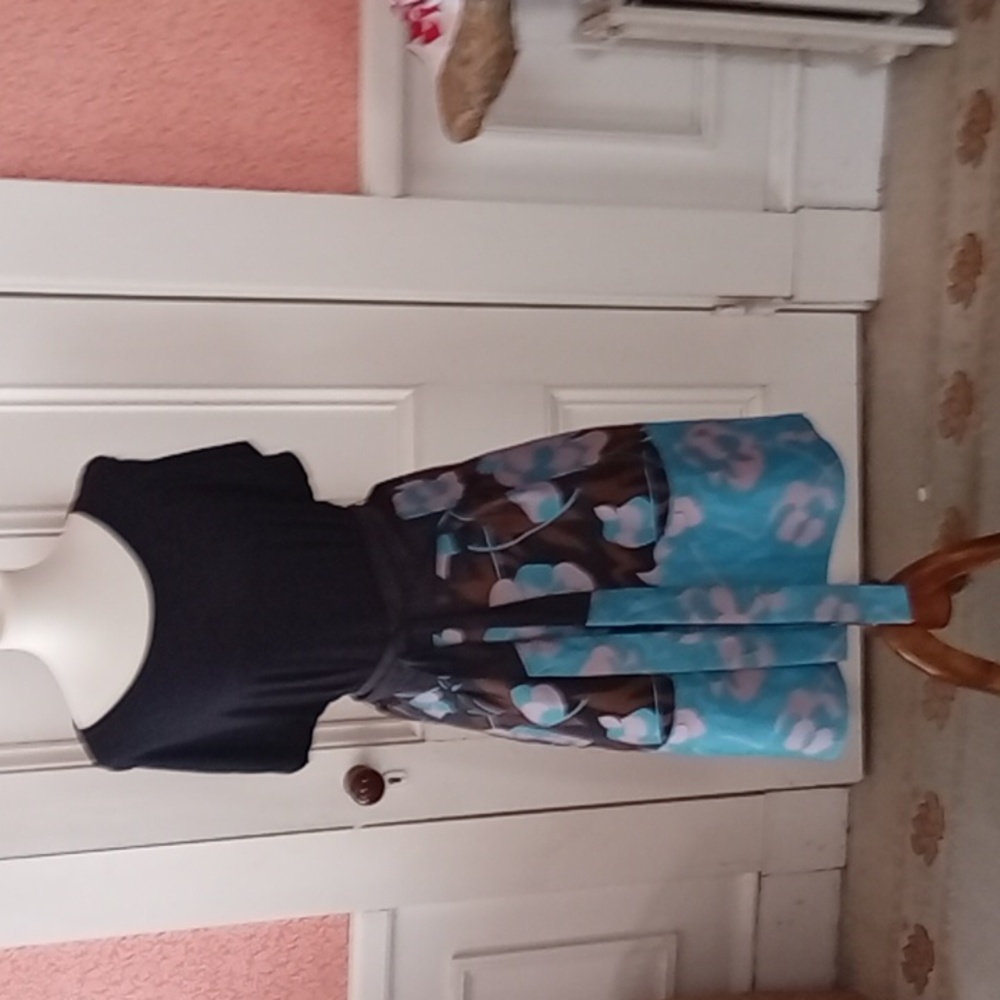 DKNY Cocktail dress size L. Black stretch top with beautiful floral skirt.